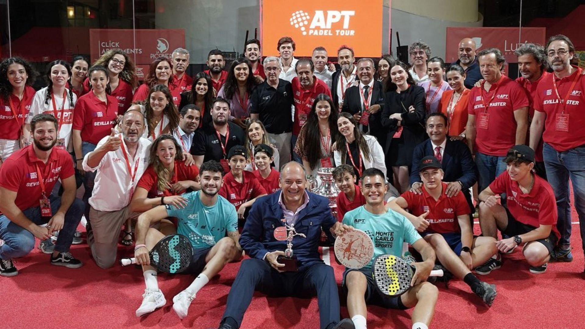 Óscar Solé junto con todo el equipo del APT Padel Tour