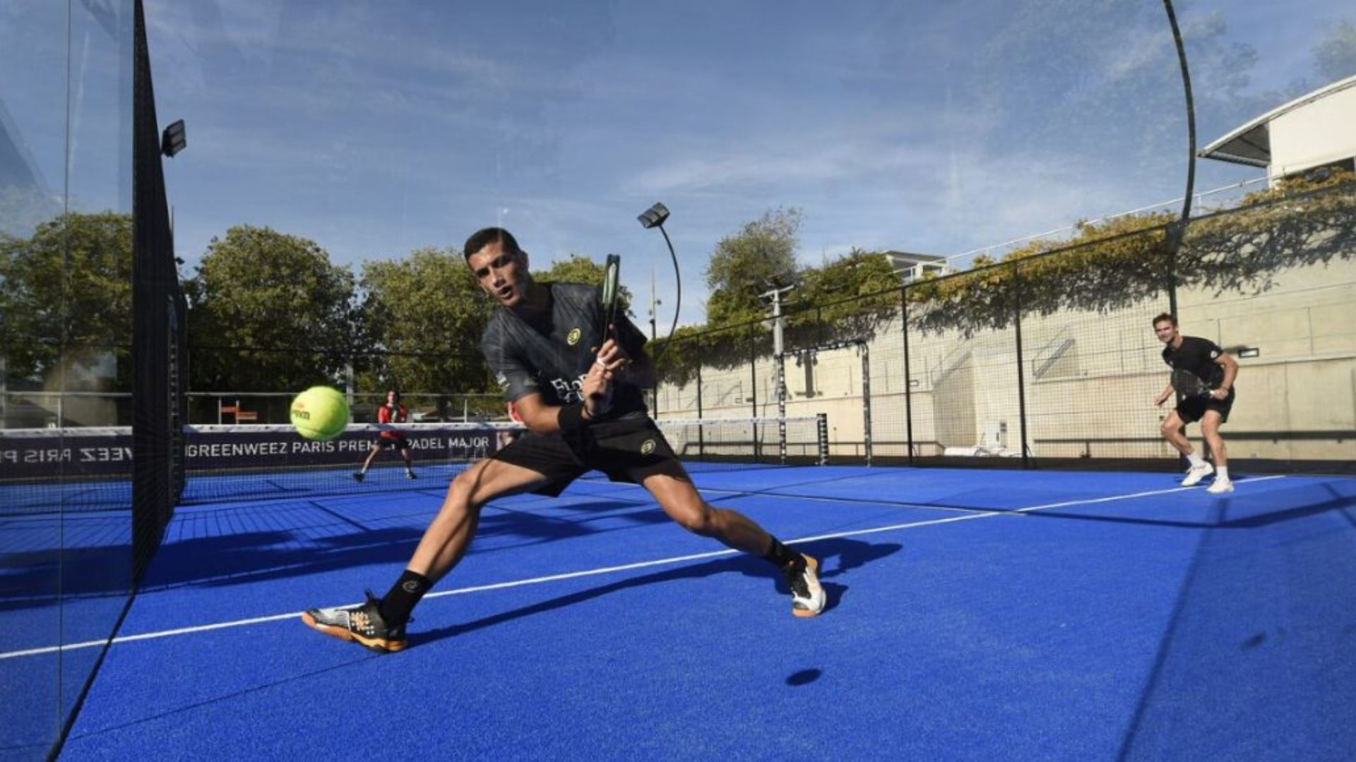 jugar con las paredes de pádel - Nación Pádel